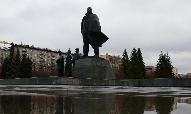 Гранитные плиты заменят у памятника Ленину в центре Новосибирска