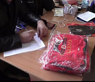 Три тысячи контрафактных футболок и носков изъяли в Новосибирске