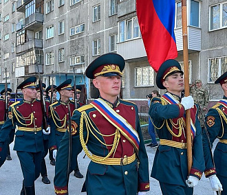 Парад для 101-летней участницы войны устроили курсанты в Новосибирске