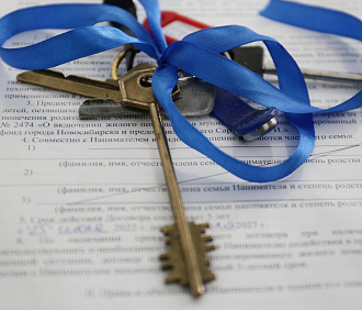 154 семьи получили ключи от квартир в долгострое на Есенина