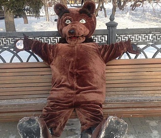 Медведь помог убрать снег в центре Новосибирска