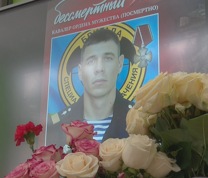 Парту героя в честь снайпера Хохлова открыли в школе на Первомайке