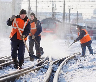 Снега по колено: как чистят железнодорожные переезды в Новосибирске