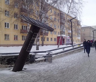 Новосибирец потребовал убрать гигантский гвоздь от метро «Студенческая»