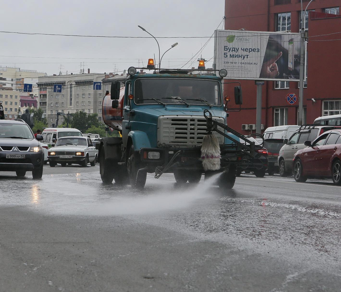 Новосибирская неделя: июньский зной, поливка улиц и борьба с «лягушками»