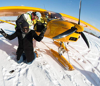 Темнокожий музыкант целовал снег после полета на аэродроме Мочище