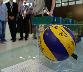 Звёзды волейбола взяли шефство над школьниками в Новосибирске