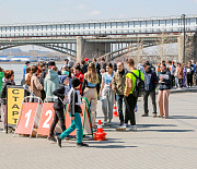Юбилей Октябрьского района отметили массовой эстафетой на набережной Оби