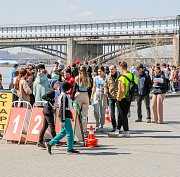 Юбилей Октябрьского района отметили массовой эстафетой на набережной Оби