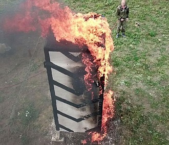 Соломенные дома с людьми пытались сжечь в Деревне мира под Новосибирском