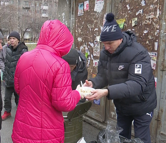 Волонтёры дважды в неделю кормят бездомных горячей едой в Новосибирске