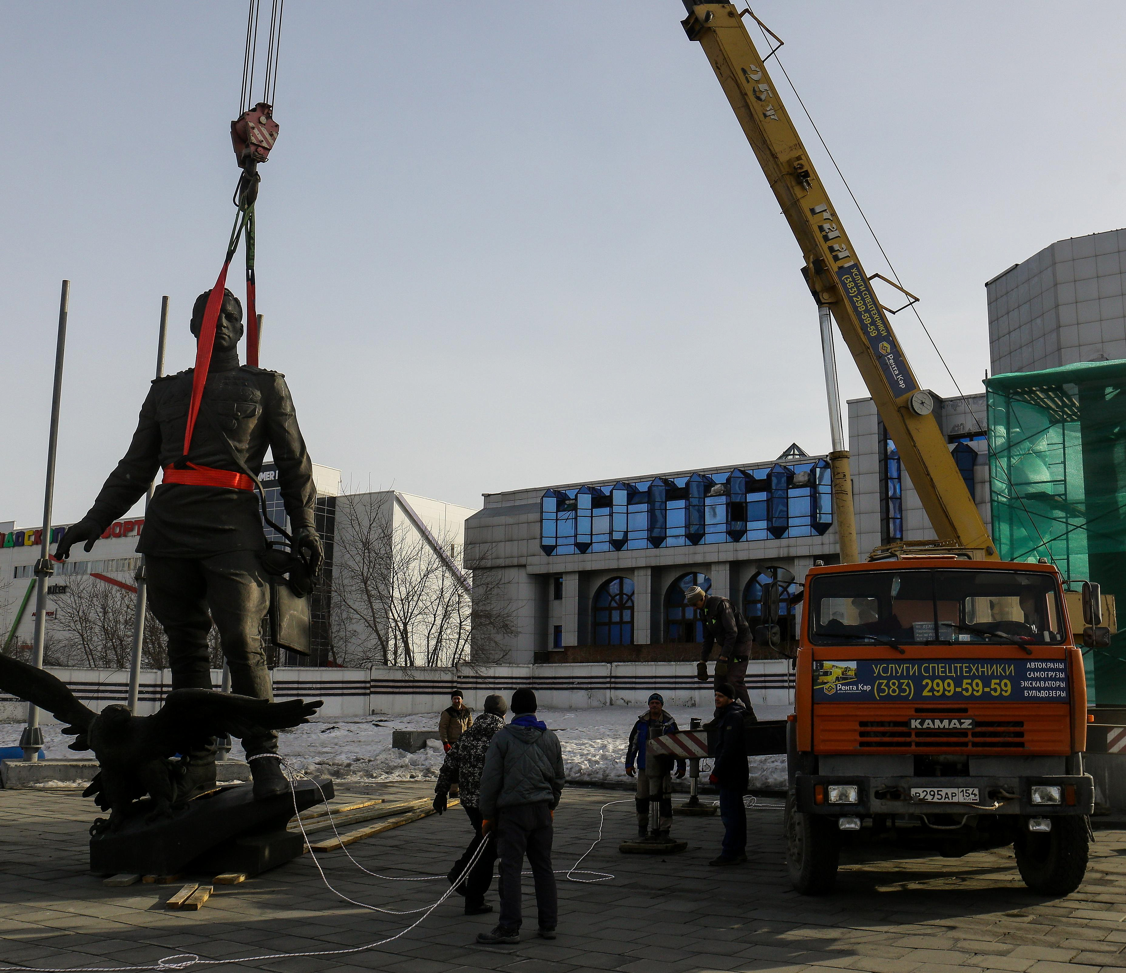 Памятник Покрышкину сняли с постамента на площади Маркса