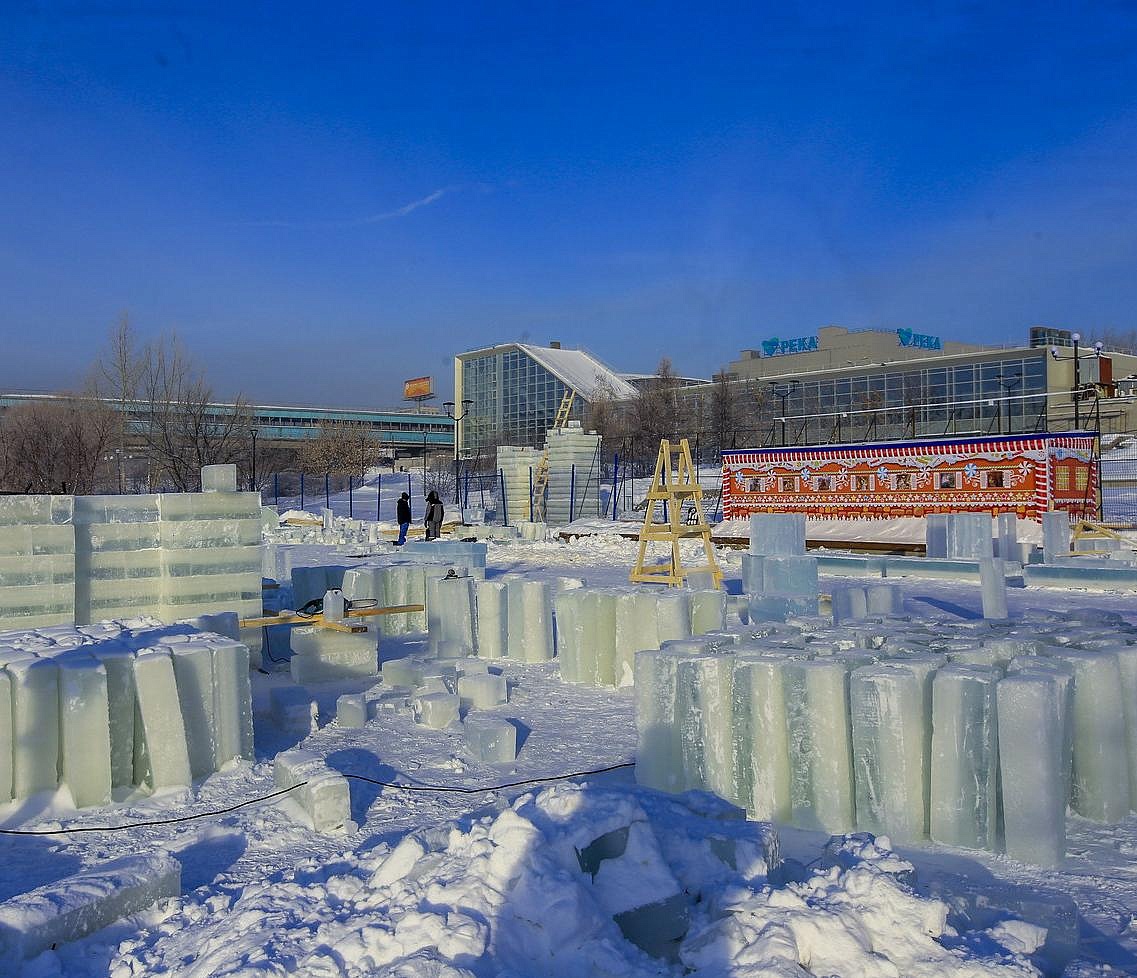 На Михайловской набережной залили каток и начали строить ледовый городок
