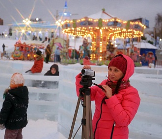 Тысячи новосибирцев отмечают новогодние праздники на набережной