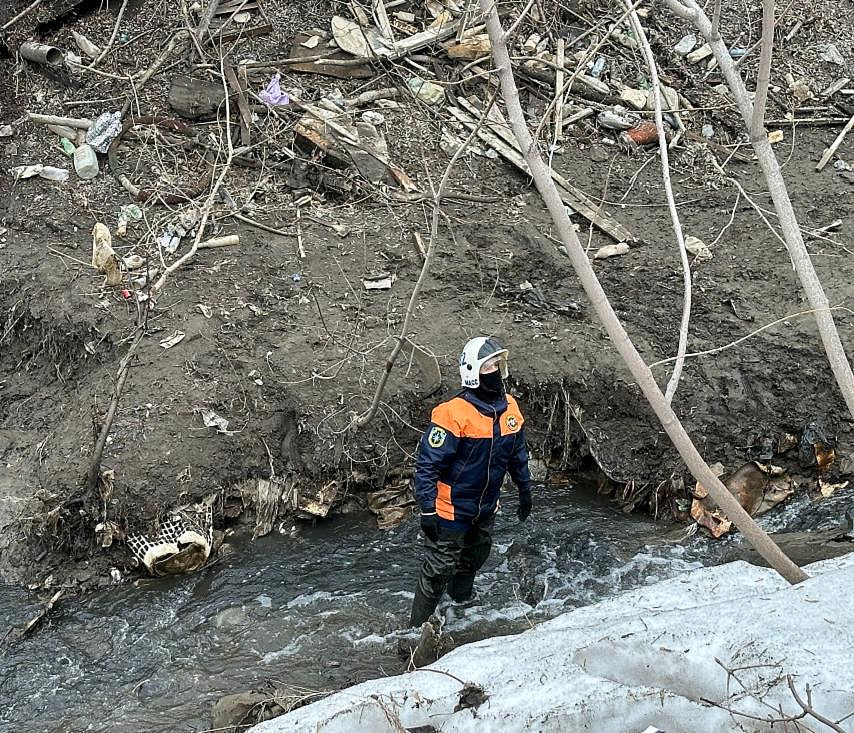 Спасатели чистят от «мусорных пробок» реку Ельцовку