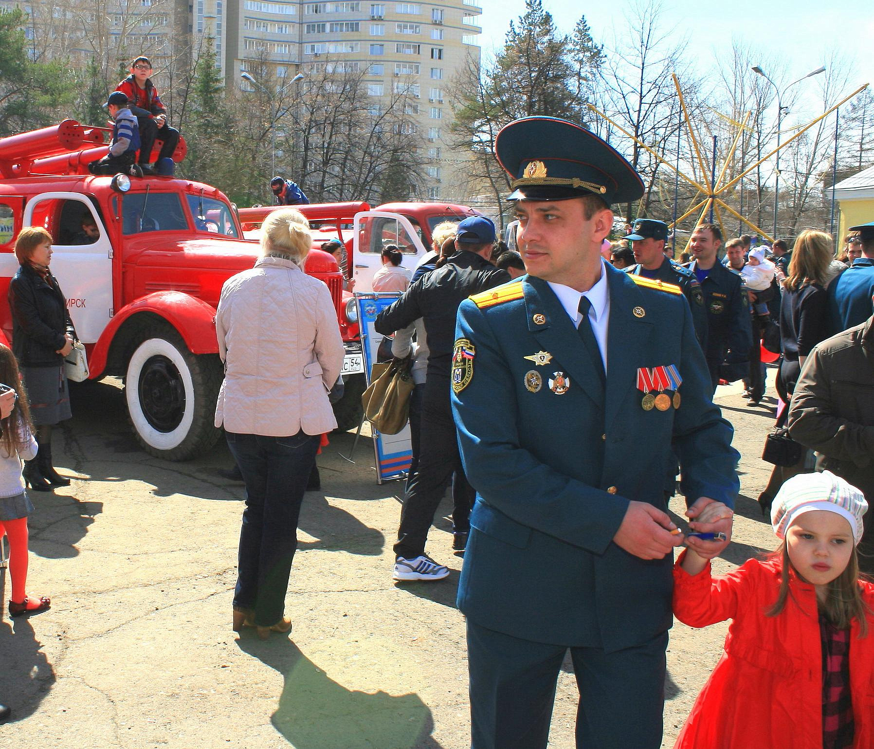 Мэр Анатолий Локоть поздравляет с Днём пожарной охраны